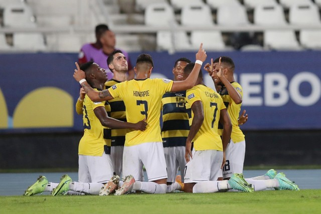 Selebrasi pemain Ekuador usai mencetak gol ke gawang Venezuela pada pertandingan lanjuta Copa America 2021 di Estadio Nilton Santos, Rio de Janeiro, Brasil. Foto: Ricardo Moraes/REUTERS