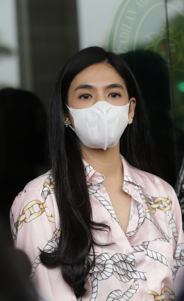 DJ Una atau Putri Una usai menghadiri sidang perceraian di Pengadilan Agama Jakarta Selatan, Jakarta, Kamis, (14/10).
 Foto: Ronny