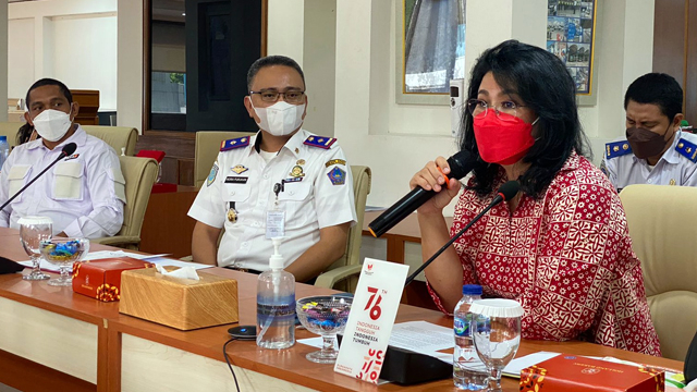 Bupati Kepulauan Siau Tagulandang Biaro (Sitaro), Evangelian Sasingen, berbicara di depan Dirjen Perhubungan, menyampaikan kondisi terbaru dari Kepulauan Sitaro