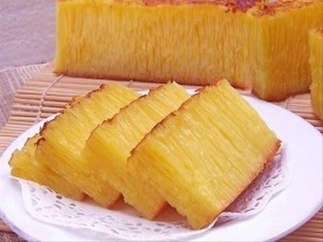 Kue Bika Ambon yang memiliki aroma harum begitu menyengat dan disajikan dalam bentuk potongan persegi. Foto: Situs Dinas Pariwisata Kota Medan