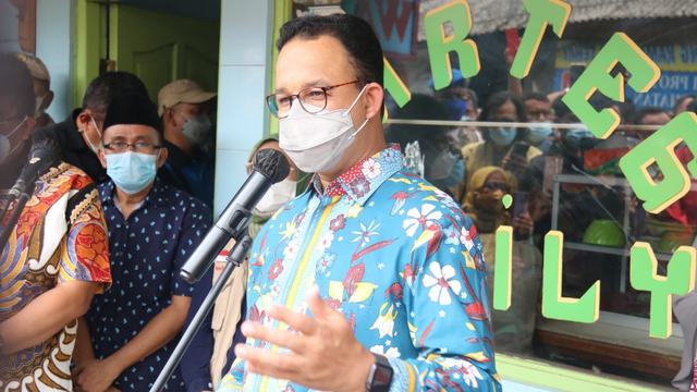 Gubernur Provinsi DKI Jakarta, Anies Baswedan, meninjau pelaksanaan KSBB Pangan pada warteg di Jakarta, Kamis (14/10). Foto: PPID DKI Jakarta