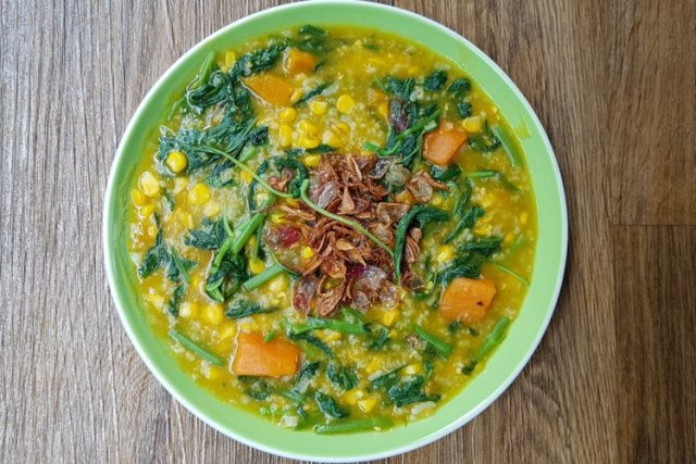 Penampakan Bubur Tinutuan khas Manado yang cocok untuk sarapan. Foto: Shutterstock/Paramita Damayanti