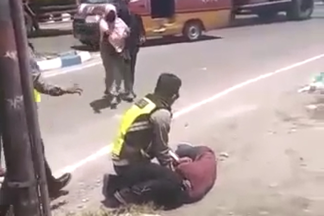 Potongan video polisi aniaya pengguna jalan di Deli Serdang, Sumatera Utara. Foto: Dok. Istimewa