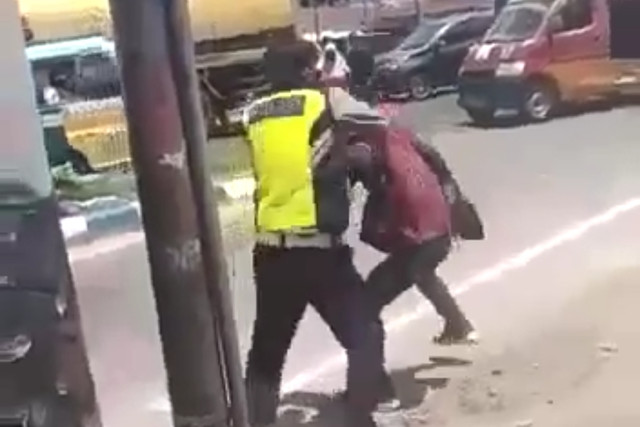 Potongan video polisi aniaya pengguna jalan di Deli Serdang, Sumatera Utara. Foto: Dok. Istimewa