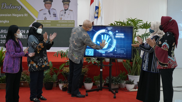 Plt. Kepala BKN RI, Buma Haria Wibisana memantau langsung infrastruktur yang ada di Itera, sebagai perangkat teknis dalam penyelenggaraan tes CPNS 2021, Kamis (14/10) | Foto : Humas Itera