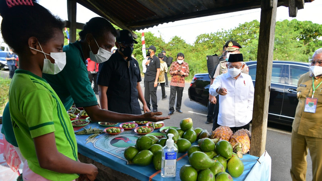 Wakil Presiden Ma'ruf Amin kunjungi sejumlah pedagang biji pinang di Manokwari, Papua. Foto: Dok. KIP