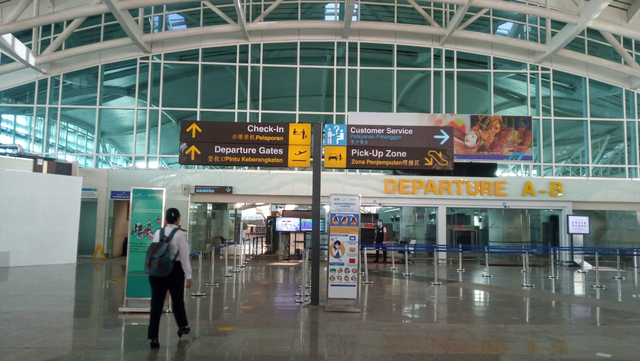 Suasana di Bandara Ngurah Rai, Bali pada hari pertama pembukaan penerbangan internasional - WIB