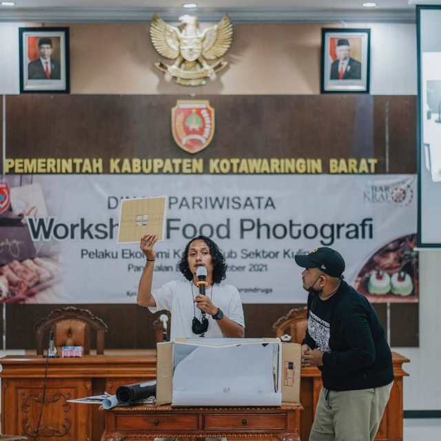 Zainal Abidin (Pongo Production) saat memberikan materi bagi pelaku UMKM di bidang kuliner. Foto: Dispar Kobar.