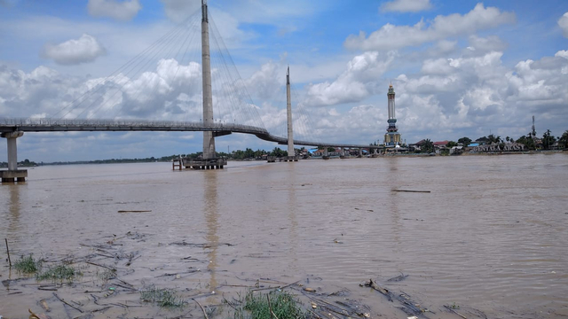 Sungai Batanghari yang airnya tercemar dan bewarna cokelat. (Foto: M Sobar Alfahri/Jambikita.id)