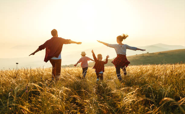 picture from : https://www.istockphoto.com/id/foto/ibu-ayah-anak-putra-dan-putri-saat-matahari-terbenam-gm1159094800-316832689