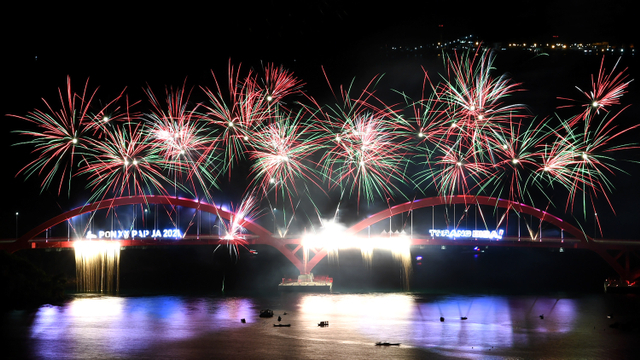Warna-warni kembang saat pembukaan PON XX Papua di Jembatan Merah Teluk Youtefa, Kota Jayapura, Papua, Sabtu (2/10/2021).Foto: Mohammad Ayudha/ANTARA FOTO