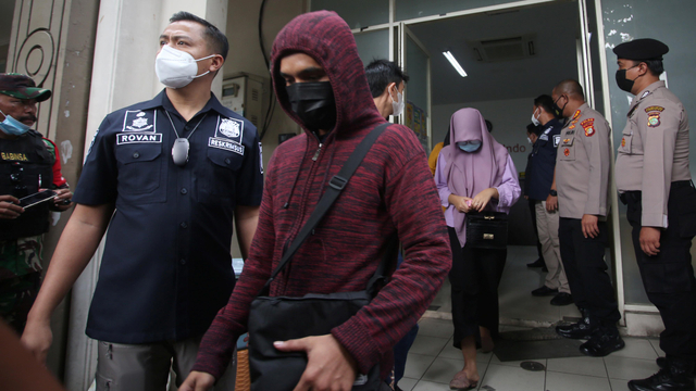 Petugas mengamankan puluhan karyawan usai penggerebekan kantor jasa pinjaman online (Pinjol) oleh Dit Reskrimsus Polda Metro Jaya di Cipondoh, Tangerang, Banten, Kamis (14/10/2021). Foto: Muhammad Iqbal/Antara Foto