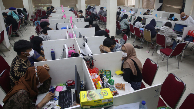 Suasana ruang kerja jasa Pinjol usai penggerebekan kantor jasa pinjaman online (Pinjol) oleh Dit Reskrimsus Polda Metro Jaya di Cipondoh, Tangerang, Banten, Kamis (14/10/2021). Foto: Muhammad Iqbal/Antara Foto