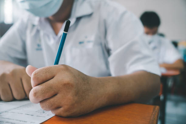 Ilustrasi mengerjakan soal SKD CPNS 2021. Foto: iStock