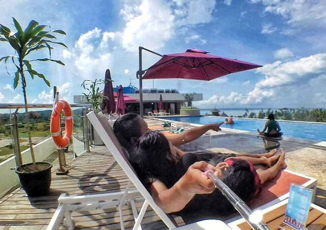 Sejumlah wisatawan domestik bersantai di sebuah resort kawasan Bintan, Kepri. (Foto: ist/batamnews)
