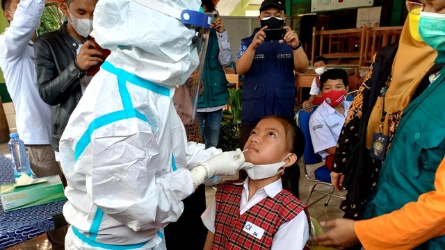 Petugas kesehatan mengambil sampel dari seorang siswa saat tes antigen acak di SDN 015 Kresna, Bandung, Jawa Barat, Jumat (15/10/2021). Foto: Dok. Istimewa