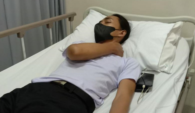 Faris, mahasiswa yang dibanting polisi jalani medical check up lanjutan usai mengeluh sakit di bagian lehernya.  Foto: Dok. Istimewa