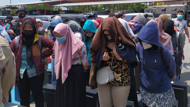 Puluhan Pelaku Pinjol yang Digerebek di Yogyakarta tiba di Mapolda Jabar. Foto: Rachmadi Rasyad/kumparan