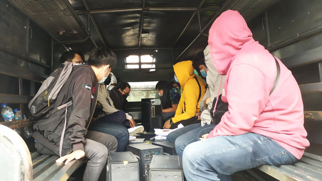 Puluhan Pelaku Pinjol yang Digerebek di Yogyakarta tiba di Mapolda Jabar. Foto: Rachmadi Rasyad/kumparan