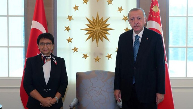 Menlu RI Retno Marsudi saat bertemu Presiden Turki Recep Tayyip Erdogan, Rabu (13/10).  Foto: Twitter/@Menlu_RI