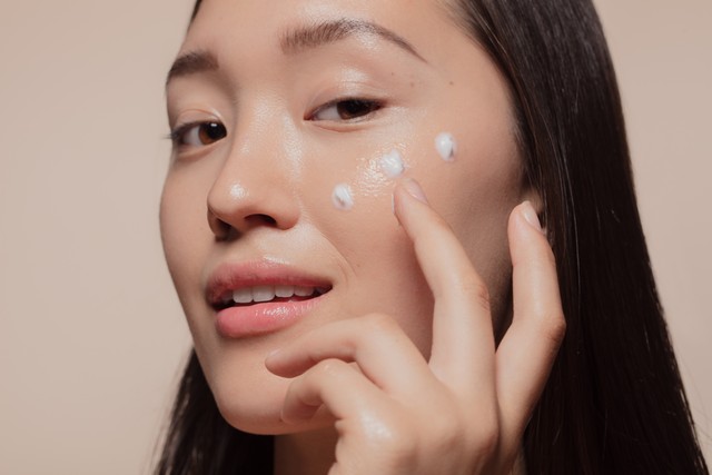 Ilustrasi pakai skin care. Foto: Shutter Stock