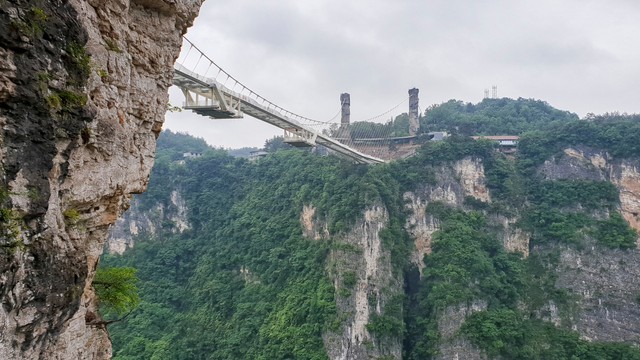 Jembatan kaca di Zhangjiajie Grand Canyon, China. Foto: Shutter Stock
