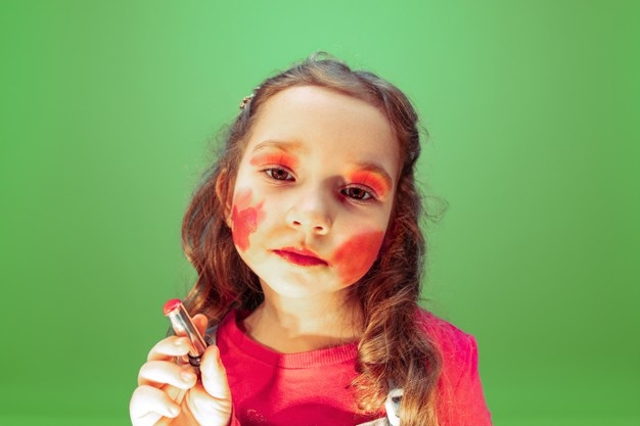 Ilustrasi make up anak-anak (Sumber: Freepik)