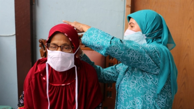 Kegiatan tim PKK membagikan 600 pak masker di Kecamatan Duren Sawit dan Kecamatan Pasar Rebo. Foto: timur.jakarta.go.id