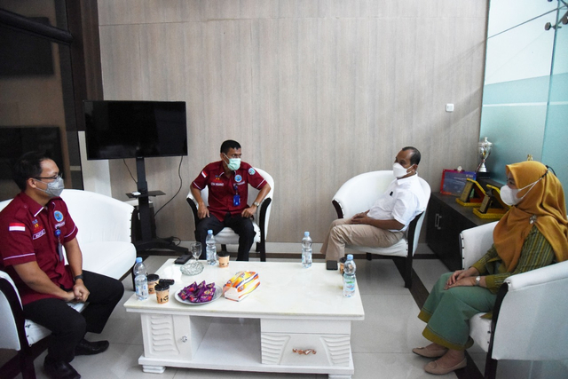 Kepala BNN Sumut Brigjen Pol Toga H Panjaitan (dua dari kiri )
saat berkunjung ke USU. Foto: dok. Istimewa