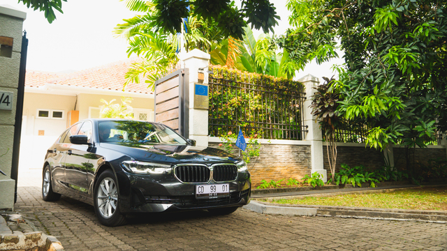 Penyerahan unit BMW 530e iPerformance kepada delegasi Uni Eropa di Jakarta (15/10). Foto: Dok. BMW Group Indonesia