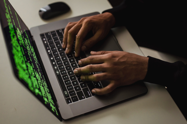 Ilustrasi Pinjaman Online Illegal Menyalahgunakan Data Pribadi. Sumber: Pexels.com/Sora Shimazaki.