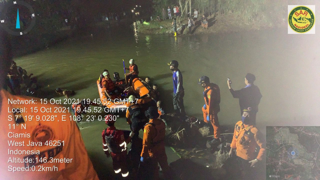 Evakuasi siswi di Ciamis yang tengelam saat susur sungai. Foto: Dok. Kantor SAR Bandung