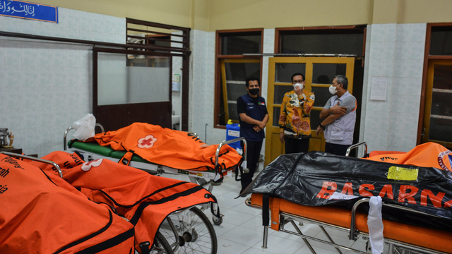 Petugas berdiri di samping sejumlah kantong jenazah korban siswa tenggelam di IGD RSUD Ciamis, Jawa Barat, Jumat (15/10/2021).  Foto: Adeng Bustomi/ANTARA FOTO