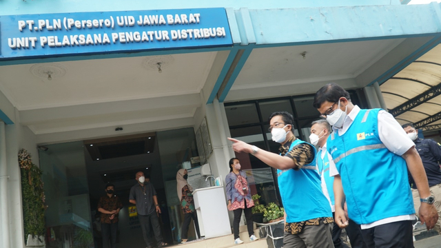 Dirut PLN Zulkifli Zaini sidak ke unit-unit di Jawa Barat, pastikan layanan andal di tengah naiknya beban puncak listrik di Jawa-Bali, Jumat (15/10/2021). Foto: PLN