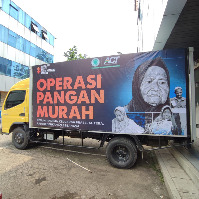Armada truk ACT bersiap mengantar paket pangan pokok ke lokasi "Operasi Pangan Murah". Foto: Rizky/ACT