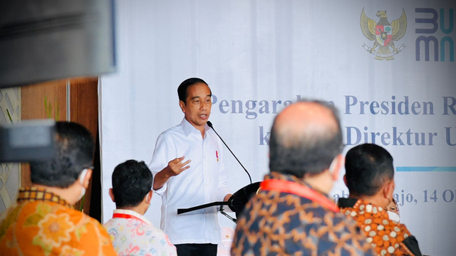 Presiden Joko Widodo memberikan arahan kepada 20 Direktur Utama BUMN di Labuan Bajo, NTT, Kamis (14/10). Foto: Laily Rachev/Biro Pers Sekretariat Presiden
