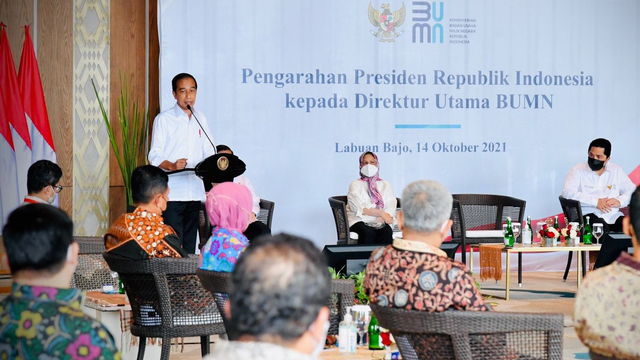 Presiden Joko Widodo memberikan arahan kepada 20 Direktur Utama BUMN di Labuan Bajo, NTT, Kamis (14/10). Foto: Laily Rachev/Biro Pers Sekretariat Presiden