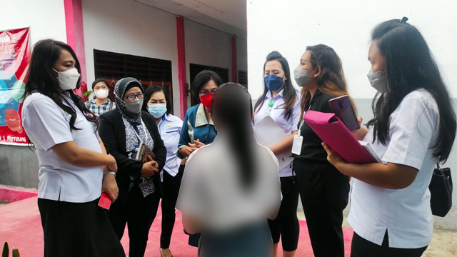 Kepala DP3A, dr. Kartika Devi Kandouw-Tanos (paling kiri), saat bertemu dengan salah satu siswi di SMA Motoling