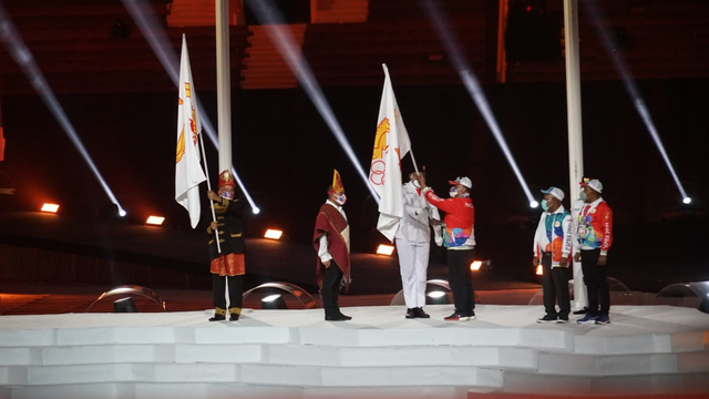 Sekda Aceh, Taqwallah (ujung kiri), bersama Gubernur Sumut, Edy Rahmayadi (tengah) saat menerima penyerahan Pataka PON Aceh-Sumut 2024 dari Ketua Umum KONI, Marciano Norman, di Stadion Lukas Enembe, Papua, Jumat (15/10/2021). Foto: Dok. BPPA