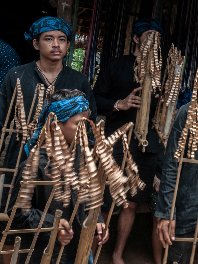Warga Baduy memainkan angklung buhun di Ciboleger, Lebak, Banten, Kamis (14/10/2021). Foto: Muhammad Bagus Khoirunas/Antara Foto