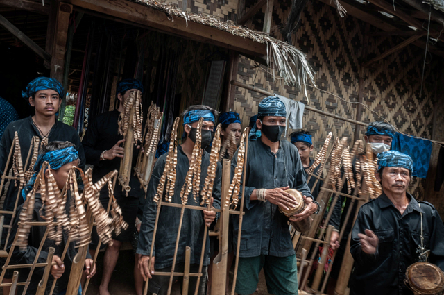 Warga Baduy memainkan angklung buhun di Ciboleger, Lebak, Banten, Kamis (14/10/2021). Foto: Muhammad Bagus Khoirunas/Antara Foto