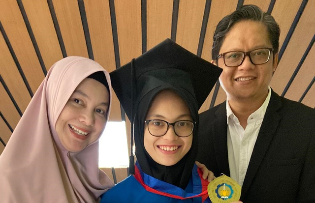 Jasmine Athifa Azzahra diapit kedua orang tuanya saat berfoto seusai mengikuti prosesi Wisuda ke-124 ITS.
