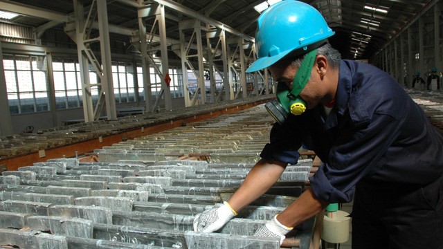 Aktivitas di pabrik PT Timah (Persero) Tbk (TINS). Foto: PT Timah 