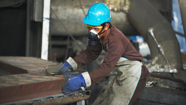 Aktivitas di pabrik PT Timah (Persero) Tbk (TINS). Foto: PT Timah 