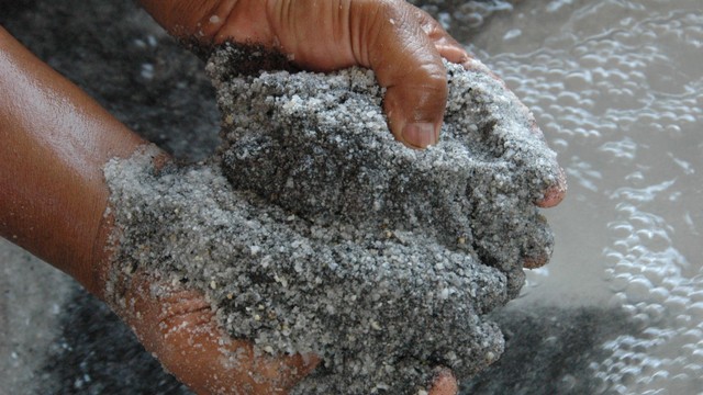 Biji timah di pabrik PT Timah (Persero) Tbk (TINS). Foto: PT Timah 