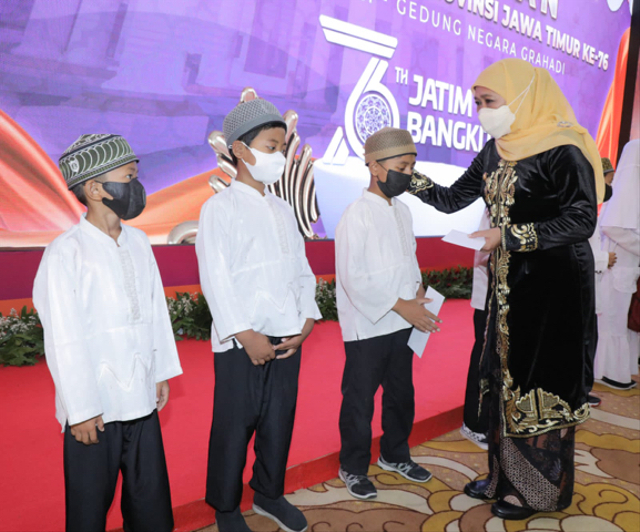 Penyerahan santunan anak yatim rutin diberikan Gubernur Khofifah pada setiap acara (foto : humasprovjatim)