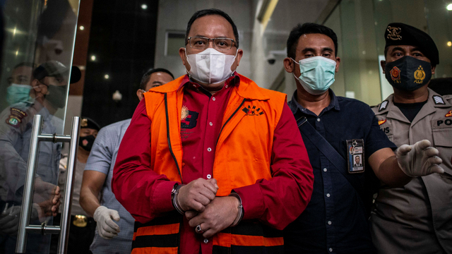 Bupati Musi Banyuasin Dodi Reza Alex (ketiga kanan) dengan menggunakan rompi tahanan KPK berjalan menuju mobil tahanan usai menjalani pemeriksaan di Gedung KPK, Jakarta, Sabtu (16/10/2021). Foto: Aprillio Akbar/Antara Foto