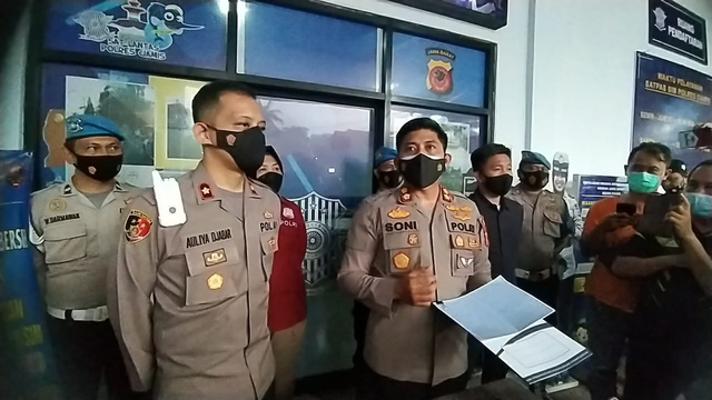 Kapolres Ciamis AKBP Wahyu Broto Narsono Adhi saat konferensi pers Sabtu (16/10). Foto: Dok. Istimewa