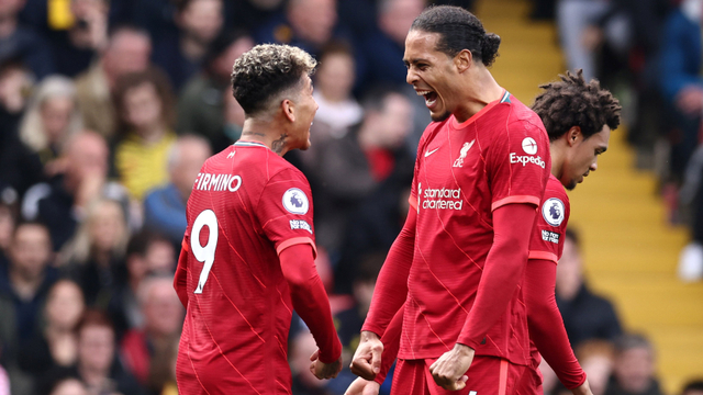 Selebrasi pemain Liverpool Roberto Firmino dan Virgil van Dijk saat melawan Watford di Vicarage Road, Watford, Inggris. Foto: David Klein/Reuters