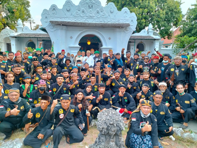 Laskar Macan Ali Nuswantara di Keraton Kasepuhan Cirebon.(Juan)